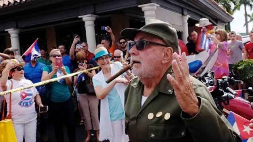 Un exilat disfressat de «Comandante» celebra la mort de Fidel.