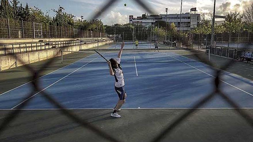 Dos jugadores de tenis disputan un partido ayer en las pistas de Son Moix.