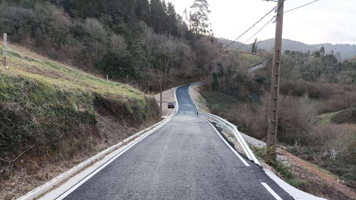 Trabajos de pavimentación realizados en febrero en el camino de Rioseco, en las parroquias de Caldones y Baldornón.