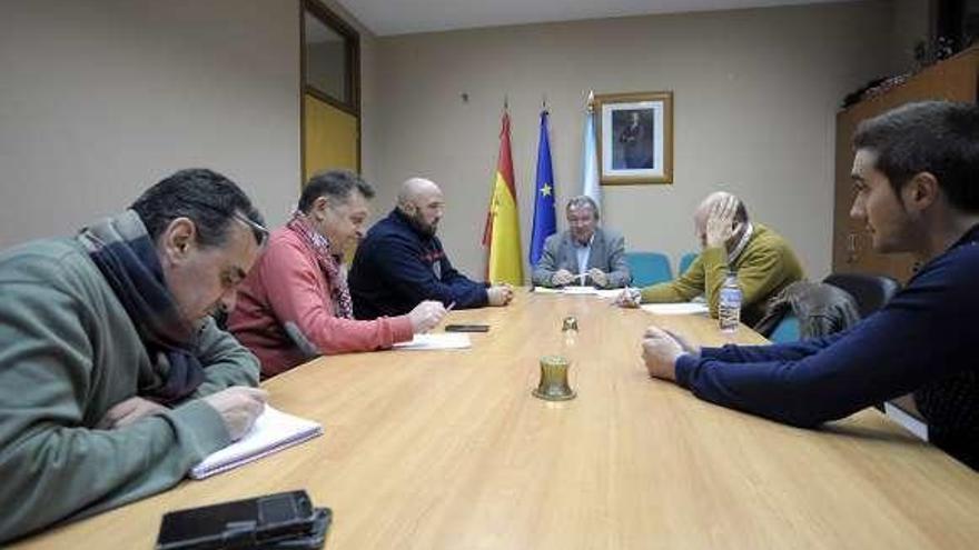 Varela, con miembros de la plantilla y de Comisións. // Bernabé/J. Lalín