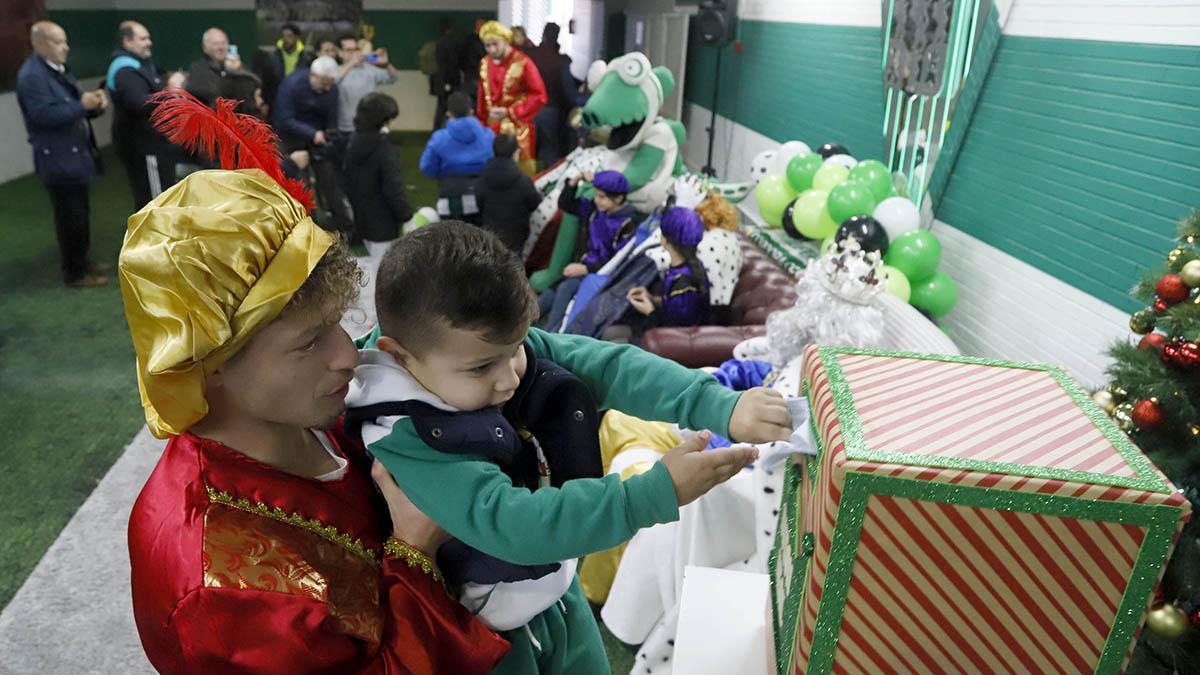Los Reyes Magos visitan a los aficionados más pequeños del Córdoba CF