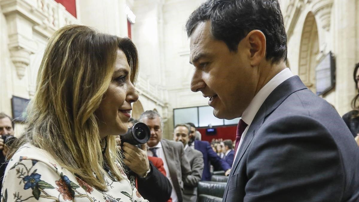 Susana Díaz felicita a Juanma Moreno tras ser investido presidente de la Junta de Andalucía.