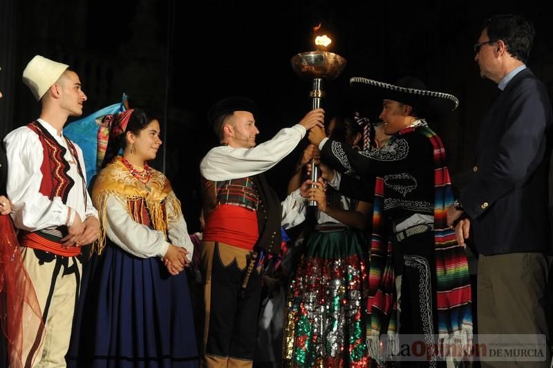 La Antorcha de la Amistad y el Moneo brillan en colores con motivo de este Festival Internacional de Folclore