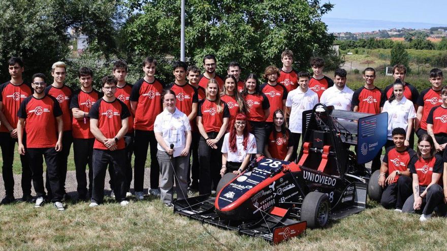 Alumnado y profesores de Formula Student, con el coche desarrollado durante esta última temporada.  | JUAN PLAZA