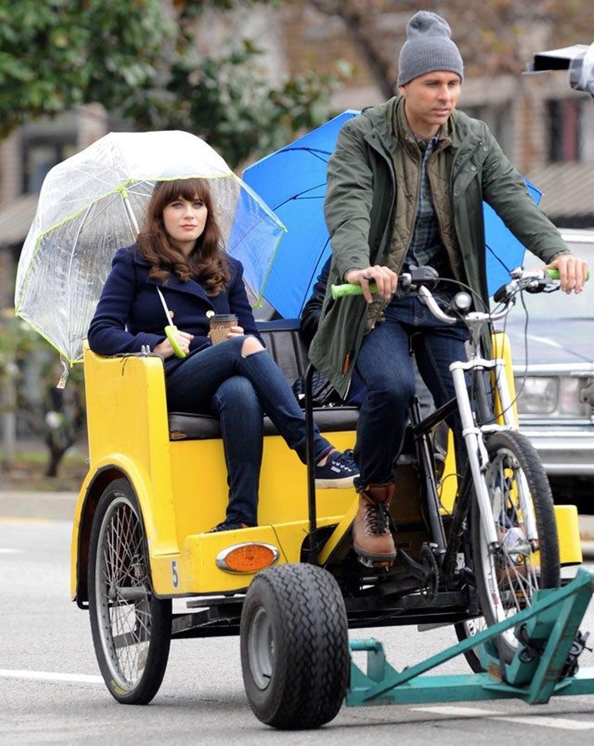 Zooey Deschanel se protege de la lluvia con un paraguas transparente