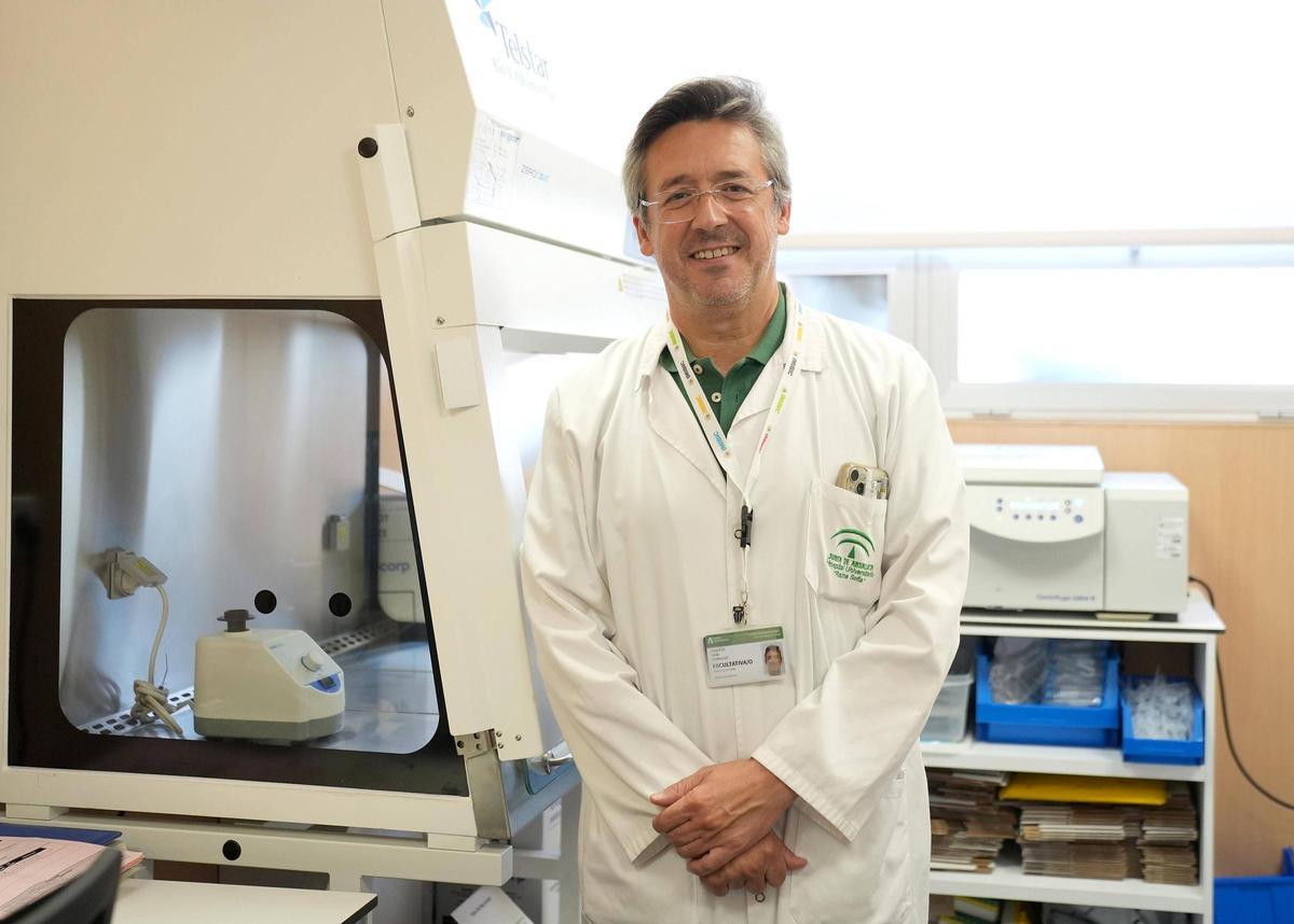 El oncólogo médico Juan de la Haba, en el hospital de día de Oncología Médica del hospital Reina Sofía.