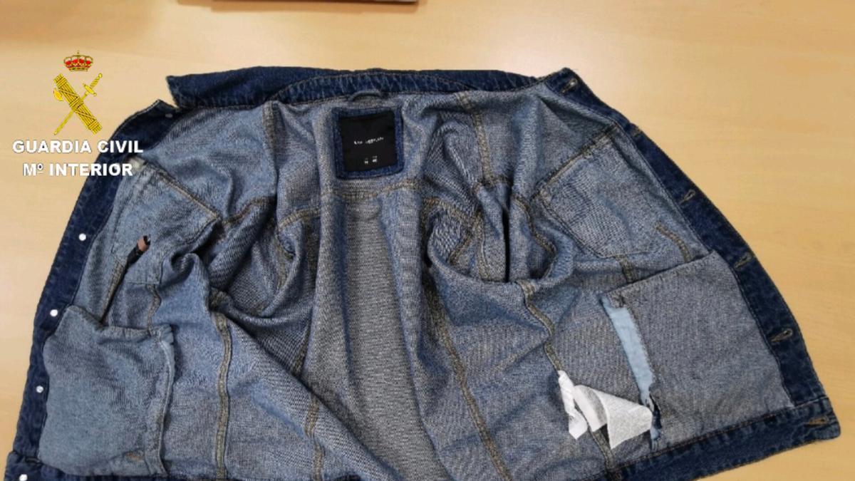 Chaqueta tuneada para esconder cámaras y auriculares.
