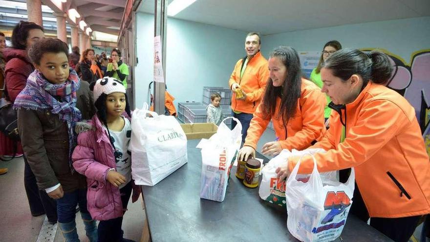 Entrega de alimentos en la Sétima Feira. // Gustavo Santos