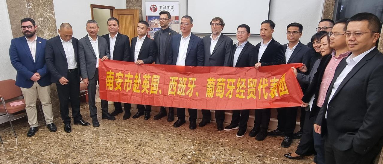 La delegación china de Fujian junto al alcalde de Novelda y a los representantes de la asociación Mármol de Alicante posan con la pancarta de la misión comercial.