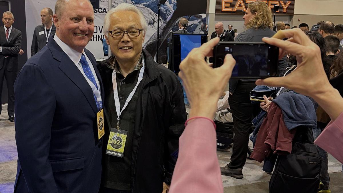 El vicepresidente de Berkshire Hathaway, Greg Abel (a la izquierda), posa para las fotos con los accionistas mientras recorre los stands que las empresas de Berkshires instalaron, el viernes 3 de mayo de 2024, en Omaha, Nebraska.