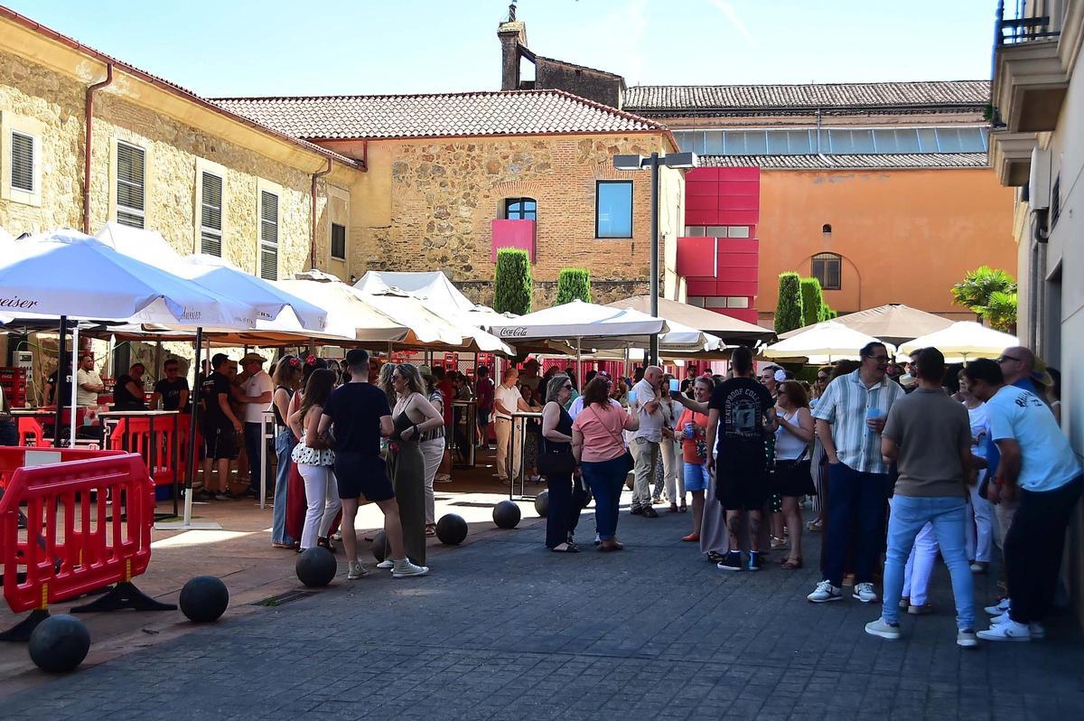 Barras instaladas en la plaza de la Torre Lucía de Plasencia, por la feria.