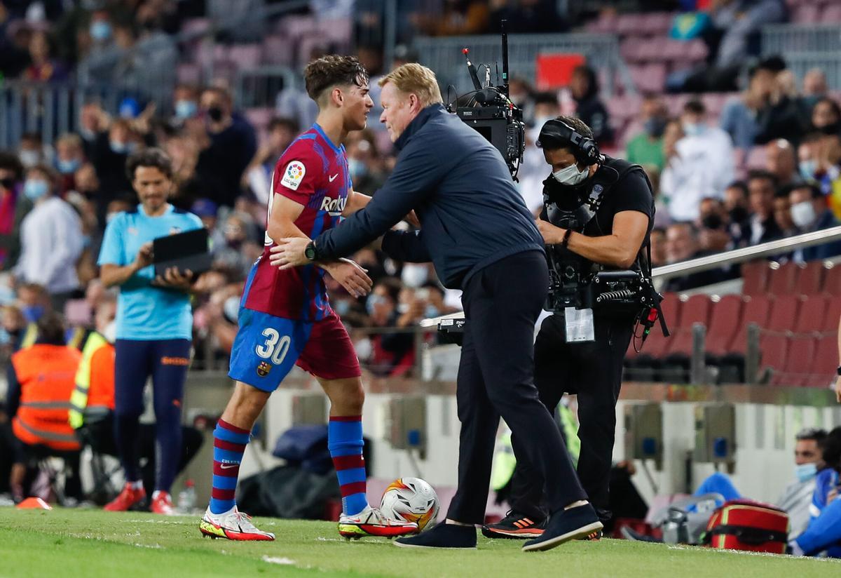 Gavi y Koeman, en un partido en el Camp Nou