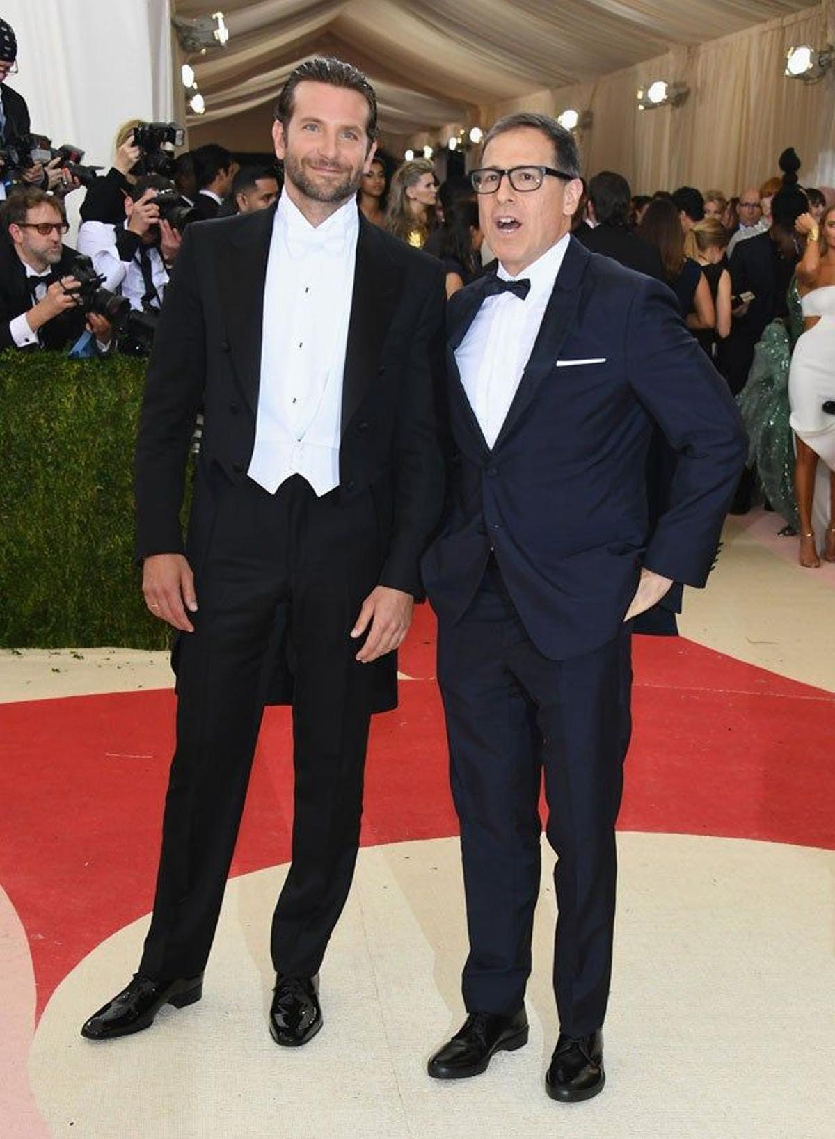 Bradley Cooper, de Tom Ford y David O. Russell, de Prada, en la alfombra roja de la gala Met 2016.