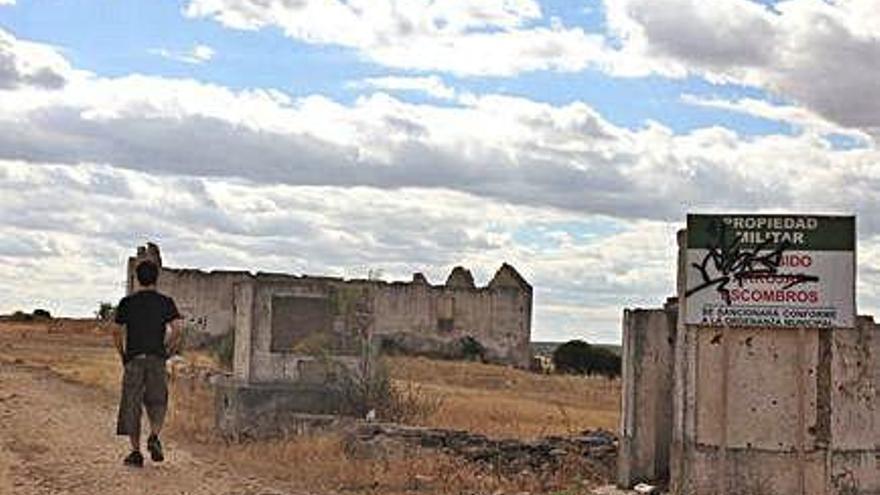 Vista del campo de tiro de Las Chanas, abandonado desde hace años.