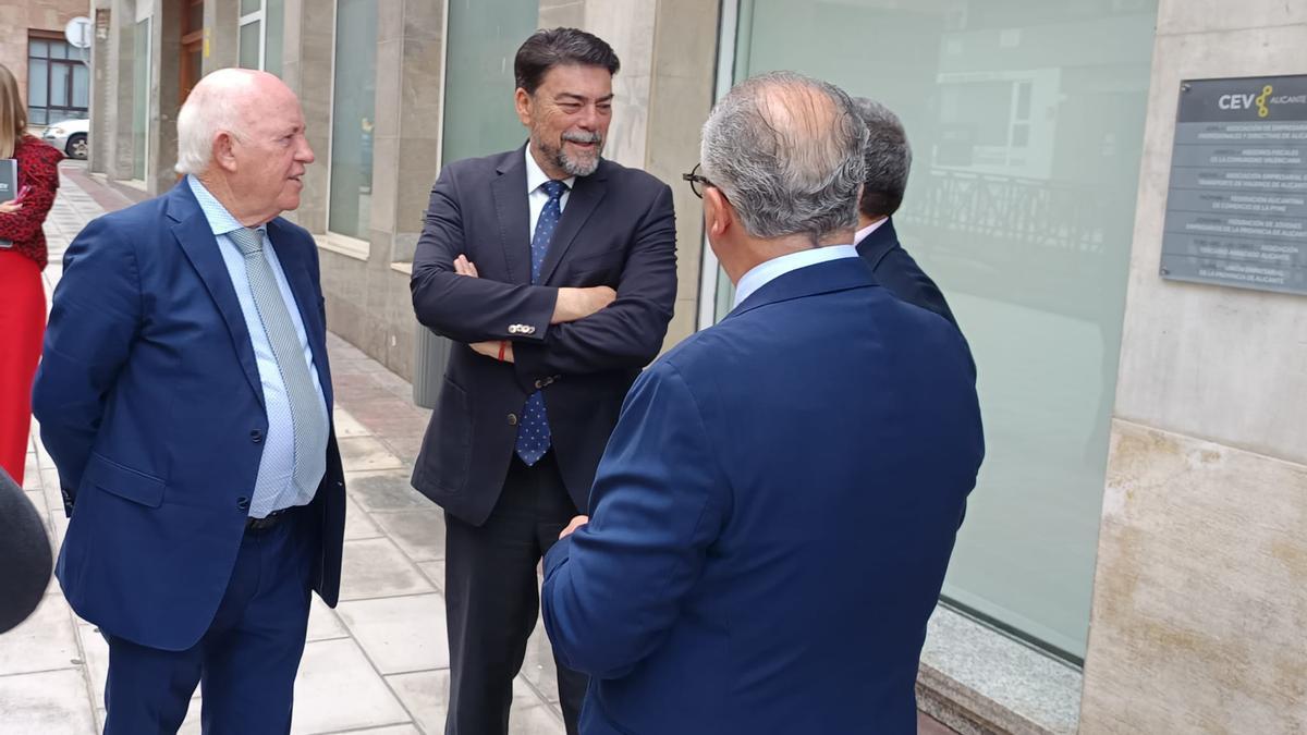Joaquín Pérez y Luis Barcala, en la puerta de la sede de CEV Alicante.