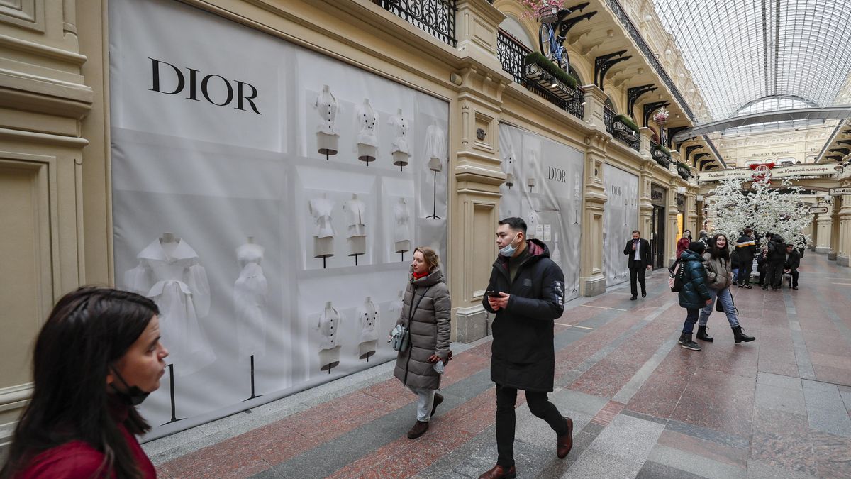 Las calles de Moscú con todos los comercios y empresas cerradas.
