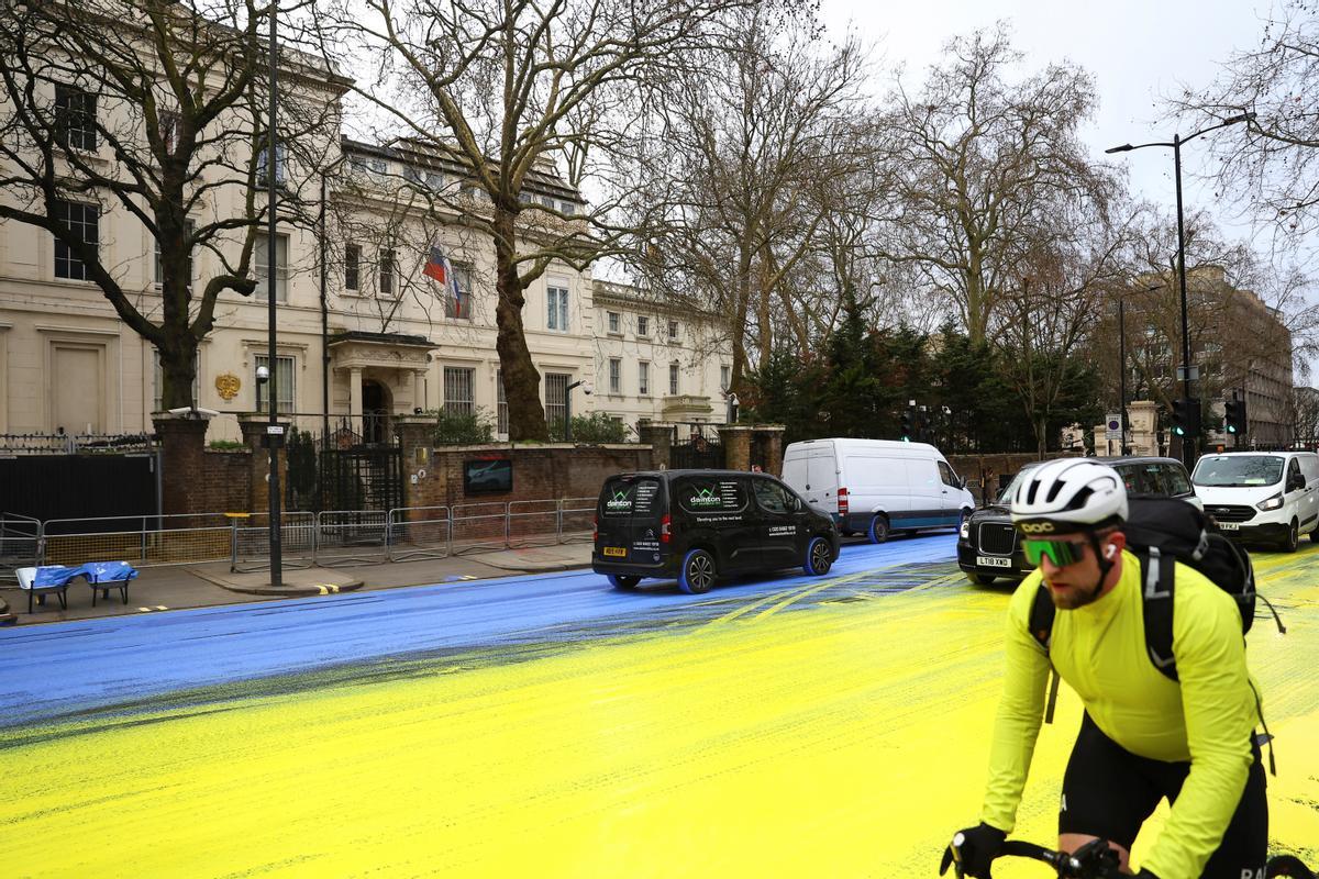 Activistas pintan la bandera de Ucrania frente a la embajada rusa en Londres