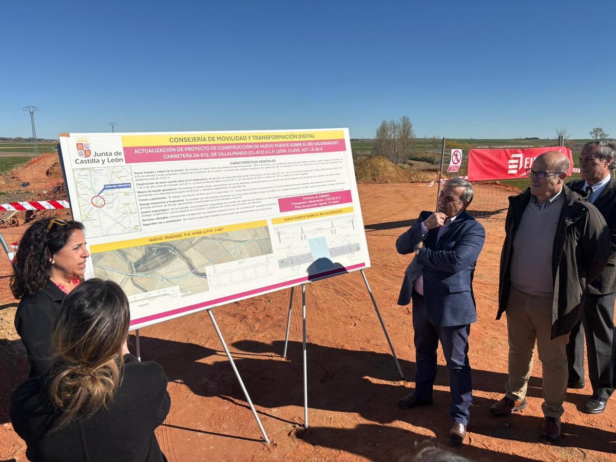 Técnicos explican a las autoridades los detalles del proyecto de construcción del nuevo puente.