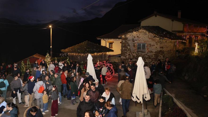 Turistas contemplando la decoración navideña en Aciera (Quirós).