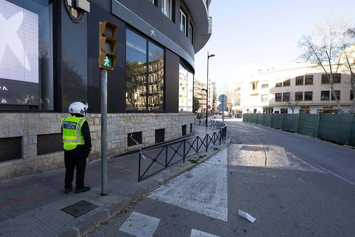 Aceras cortadas en la avenida de España por ventanas no aseguradas.