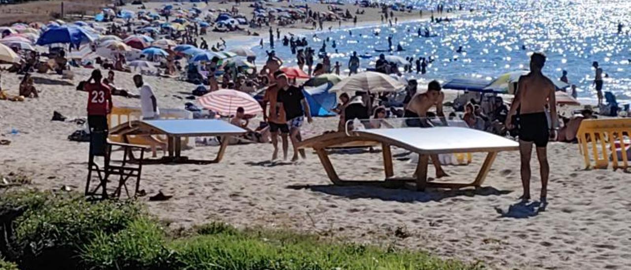 Las mesas en la playa de Portomaior.