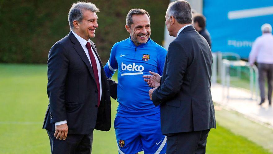 Laporta y Yuste charlan con Sergi Barjuan en su primer día de trabajo como técnico interino.