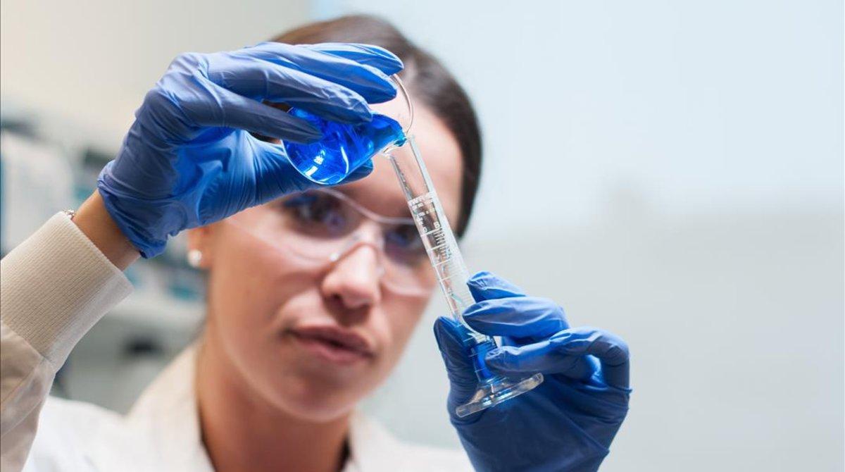 Una médico realiza unas pruebas científicas en un laboratorio.