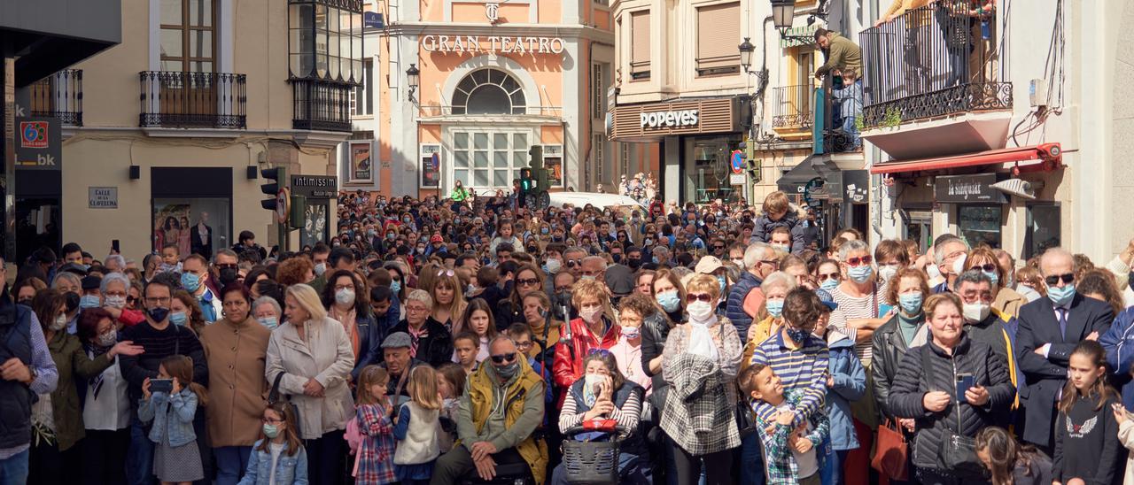 Decenas de personas se agolparon en San Antón y San Pedro para presenciar la primera procesión postcovid.