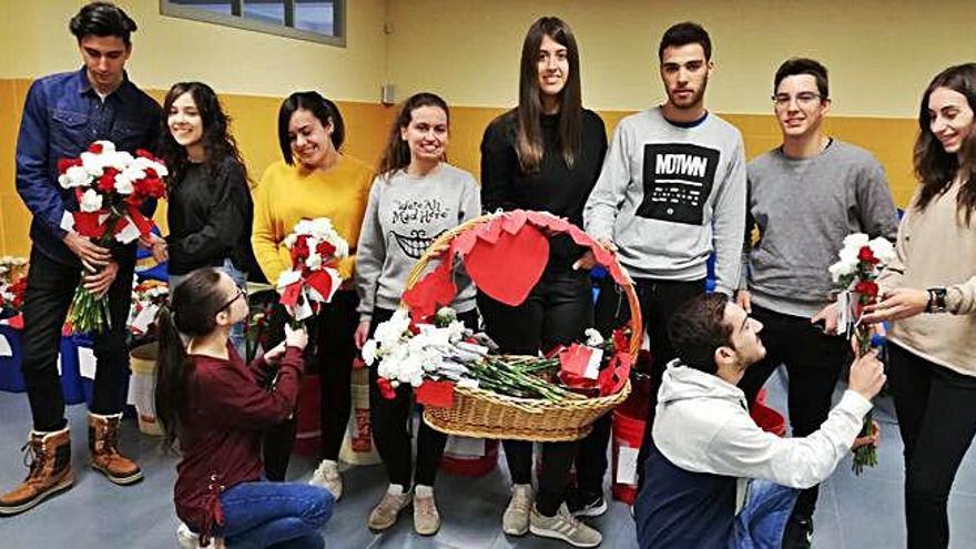 Alumnos del Instituto &quot;Los Valles&quot; con los claveles rojos y blancos.