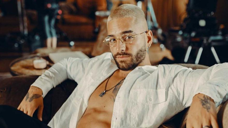 Maluma presume del mejor método para combatir del calor