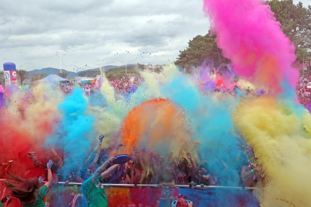 Miles de "corredores" participan en una nueva edición de la Holi Run en Vigo