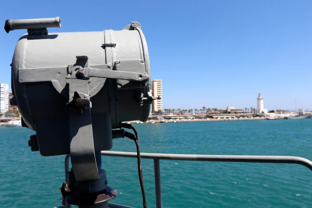 El buque de la Armada 'Infanta Cristina' abre sus puertas al público durante los dos días que estará atracado en el muelle dos del Puerto de Málaga.