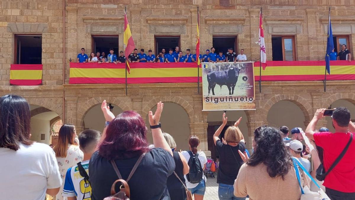 La expedición del Atlético Benavente, en el balcón del Ayuntamiento, ayer. | C. G. R.