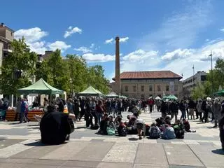 Igualada celebra un Sant Jordi molt concorregut amb la plaça de Cal Font com a punt de trobada