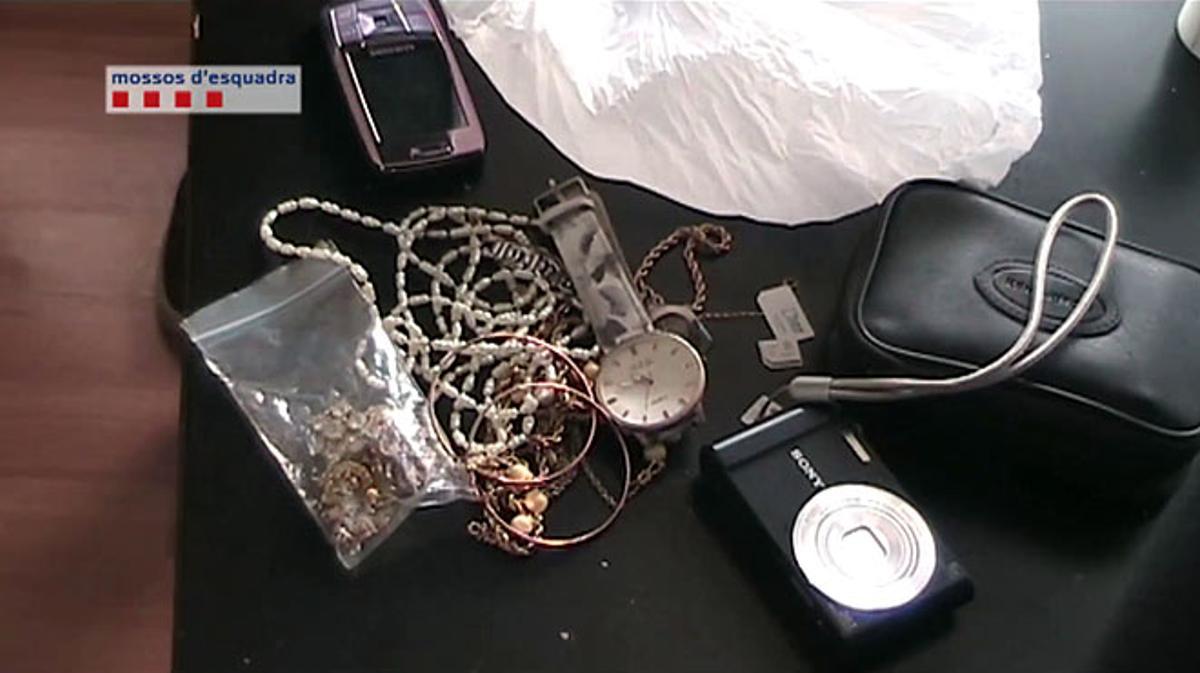 Els Mossos d’Esquadra han detingut a Barcelona una dona que drogava les seves víctimes abans de robar-los diners i joies.