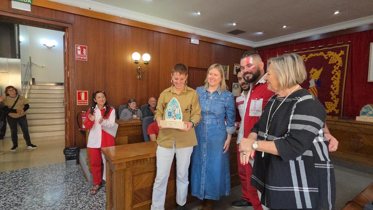 La alcaldesa de Vinaròs, Maria Dolores Miralles, y la concejala Mercedes García entregan los obsequios conmemorativos a las collas participantes.