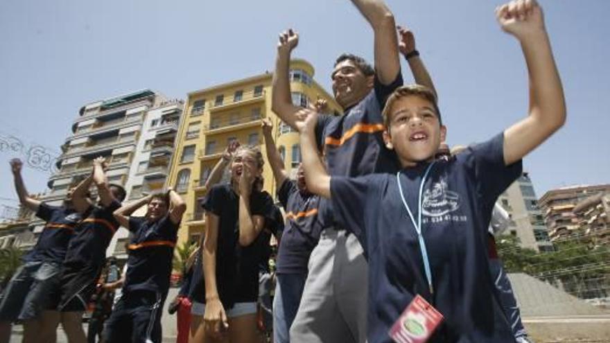 Hermanos Ferrández, tras la mascletà de San Juan. A la derecha, el castillo ganador, de Turís.