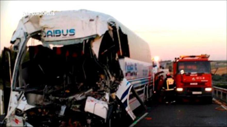 Dos muertos y 49 heridos al chocar un autobús y un camión