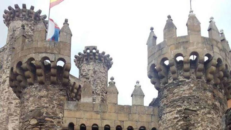 Los niños del Oleiros visitan el castillo de Ponferrada.