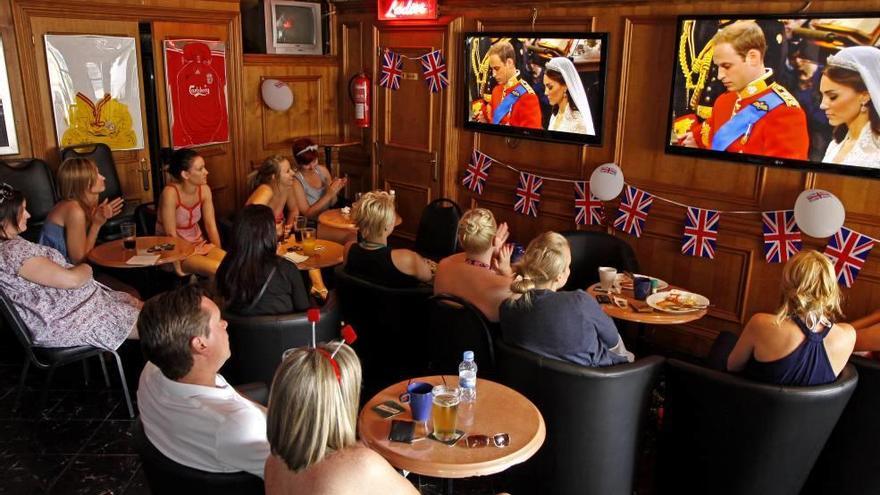 Ciudadanos británicos, reunidos en un bar de Magaluf para seguir la retransmisión de la boda del príncipe Guillermo.