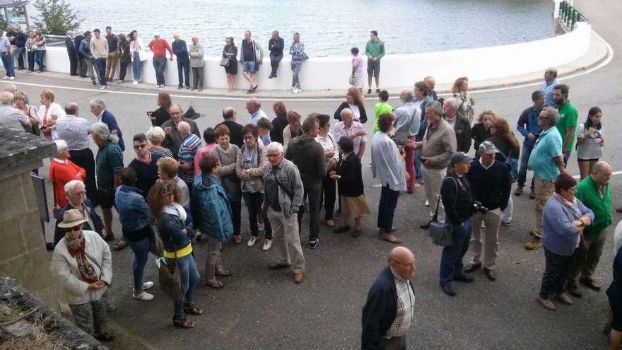 Participantes en el aniversario del pantano de Arija, ayer, con el embalse al fondo.