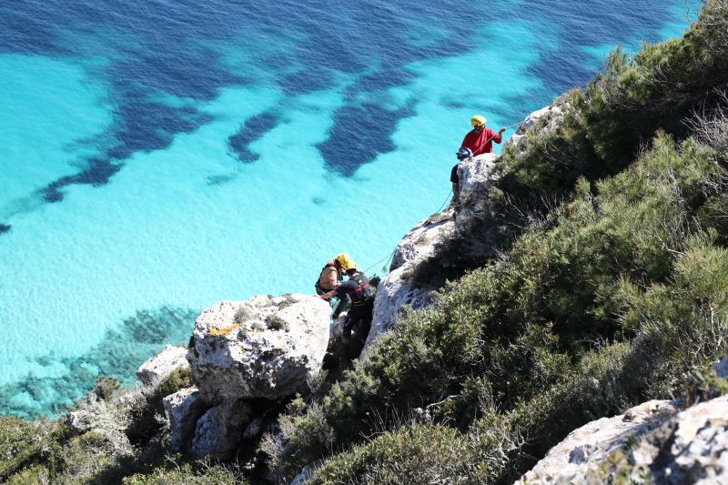 Así ha sido el rescate de diez migrantes en un acantilado en Formentera