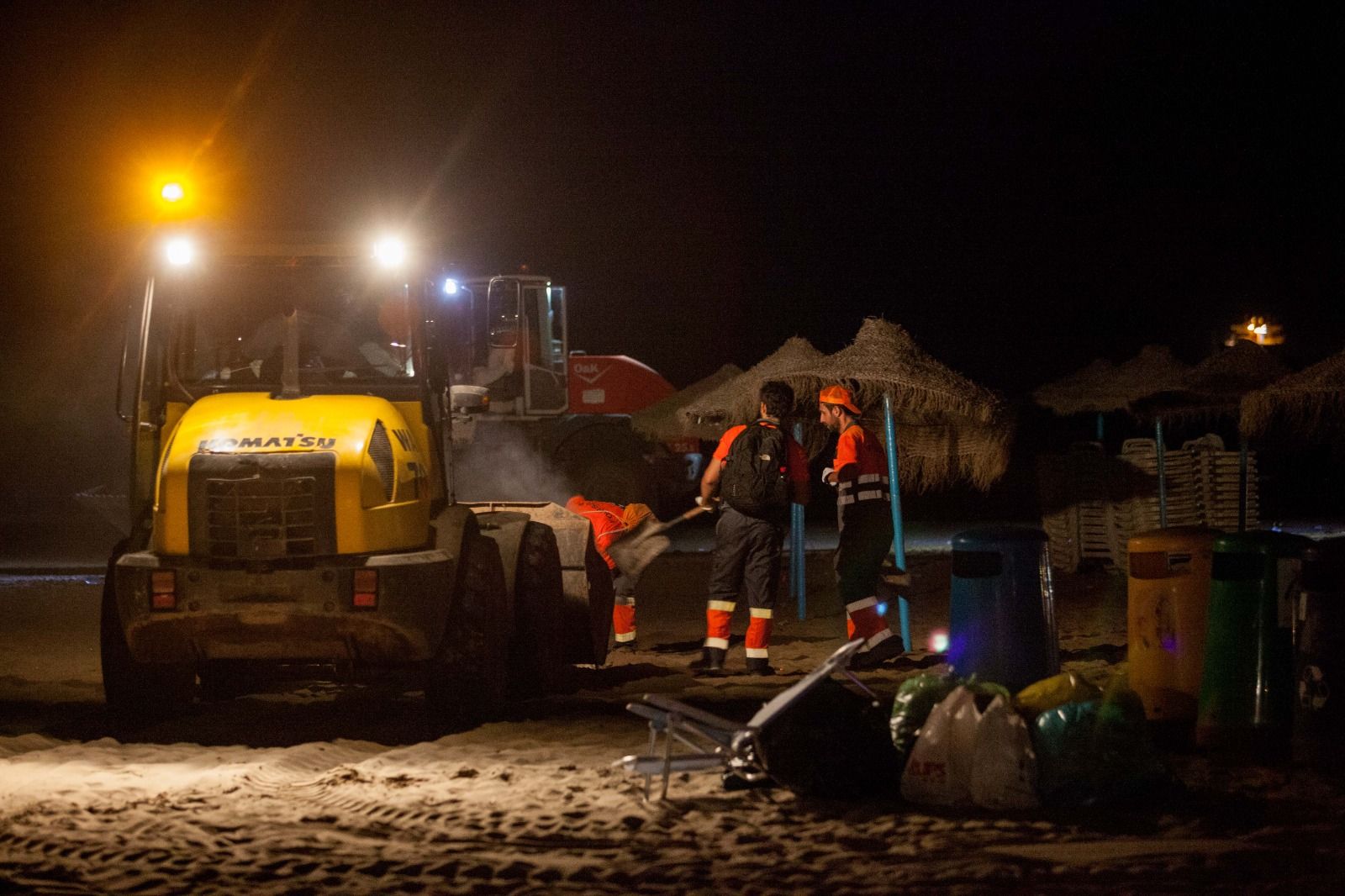 Desalojo y limpieza de las playas tras la noche de San Juan