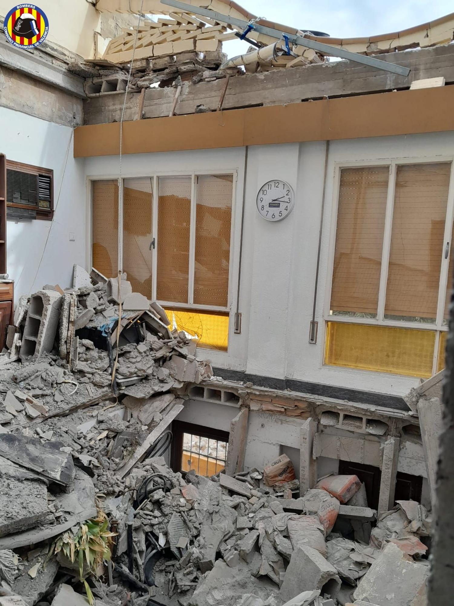 Precintan las inmediaciones de la casa derrumbada en Ontinyent