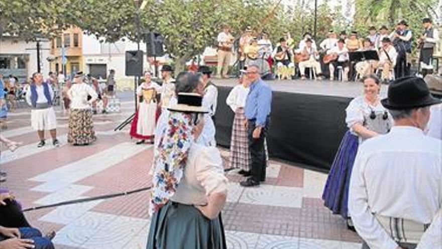 Orpesa exhibe las danzas canarias y las valencianas