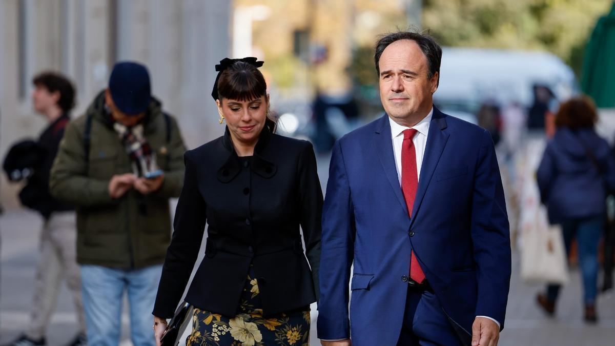 Pérez Llorca con su pareja, el día de su toma de posesión.