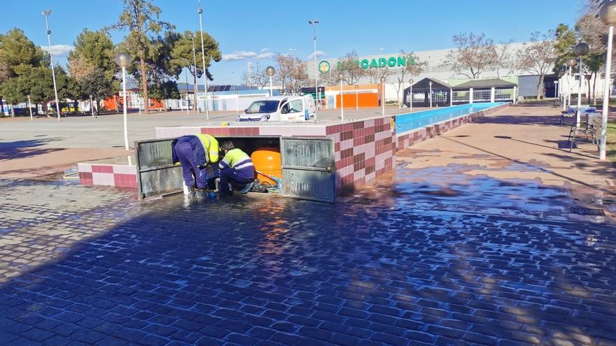 Unos operarios comprueban la maquinaria de la fuente del parque de la Maiorasga.