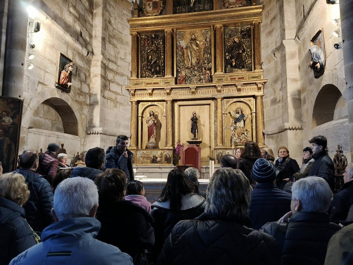 Un instante de una de las visitas guiadas del pasado fin de semana al monasterio de Cornellana.