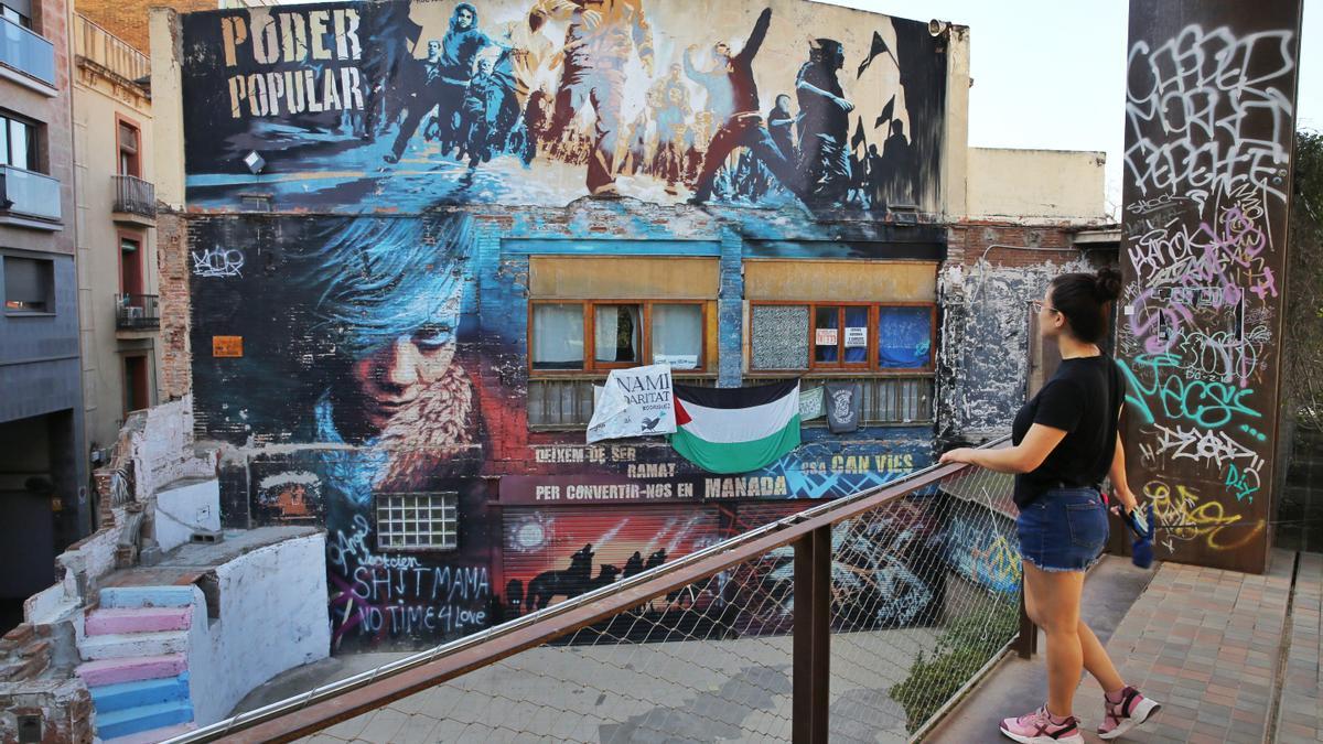 El centro autogestionado Can Vies, visto desde el 'cajón de vías' de Sants este verano