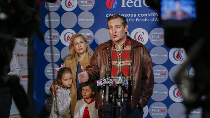 Ted Cruz, acompañado por su esposa, Heidi, y sus dos hijas.